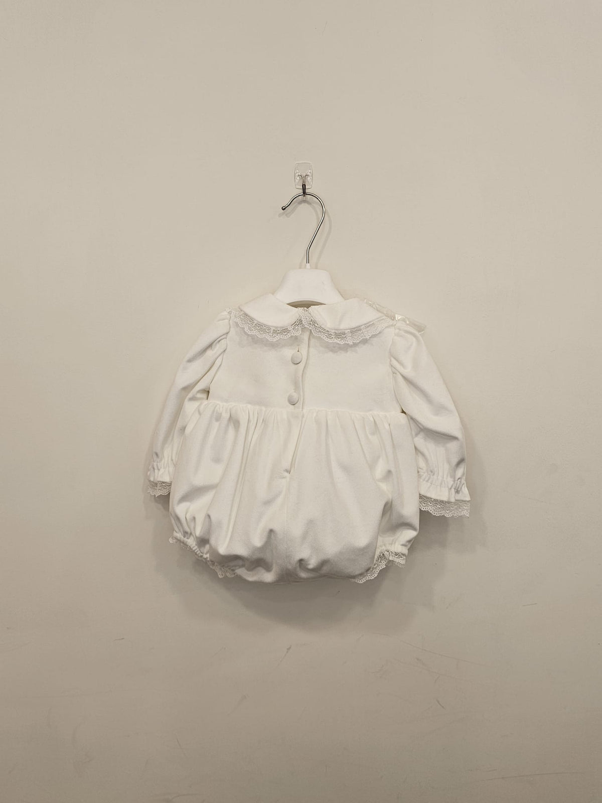 Pagliaccetto in Velluto Bianco Latte con Colletto in Pizzo e Fiocchi ✨🕊️