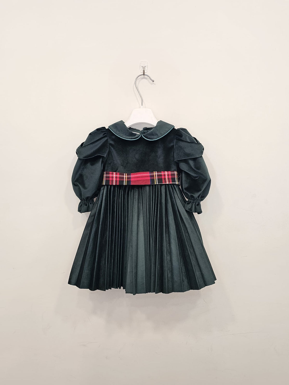 Abito in Velluto Verde Bottiglia con Dettagli Tartan e Maxi Fiocco πβ¨