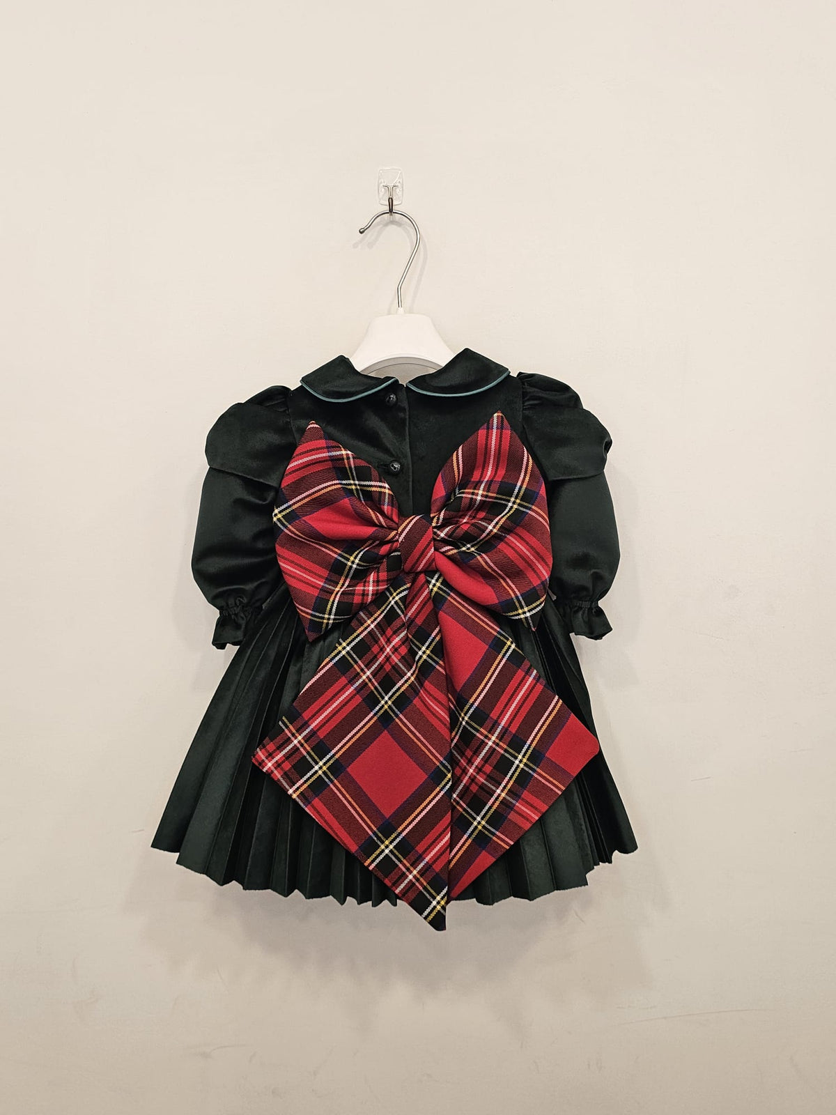 Abito in Velluto Verde Bottiglia con Dettagli Tartan e Maxi Fiocco 🎄✨