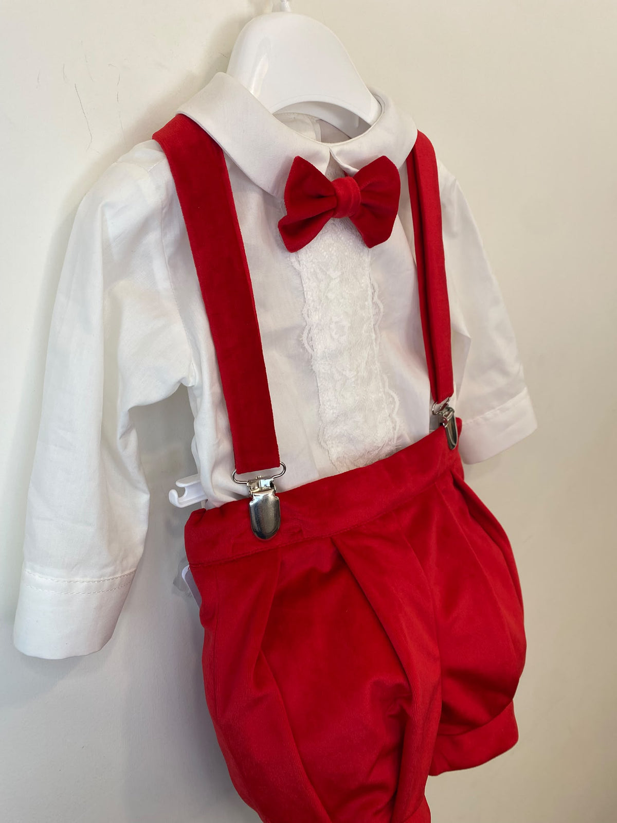Completo Elegante Bimbo 2 Pezzi in Velluto Rosso con Bretelle e Pizzo 👦✨⭐
