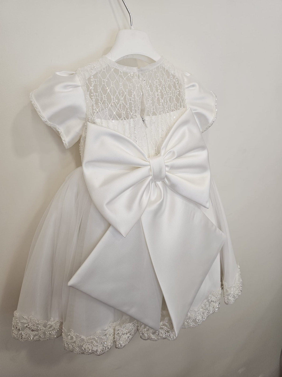 Abito Cerimonia Neonata con Ricami e Maxi Fiocco Posteriore ✨👶