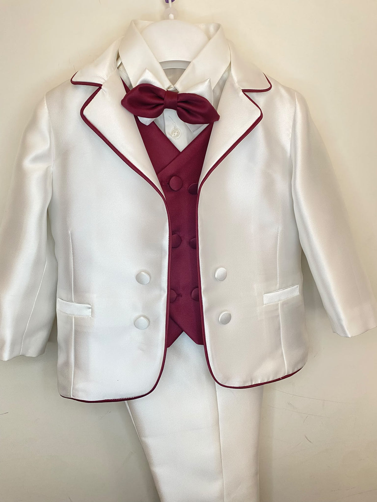 Abito da Cerimonia Bimbo 4 Pezzi con Giacca Bianca e Gilet Bordeaux 👦✨⭐