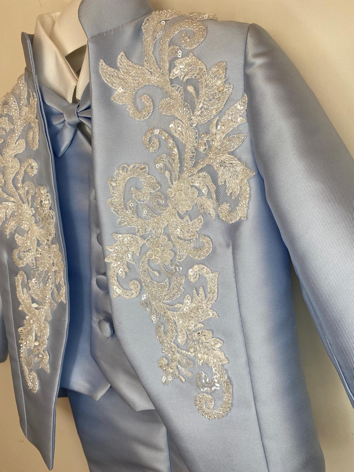 Abito da Cerimonia Bimbo 4 Pezzi Azzurro con Ricami in Pizzo e Perline 👦✨⭐